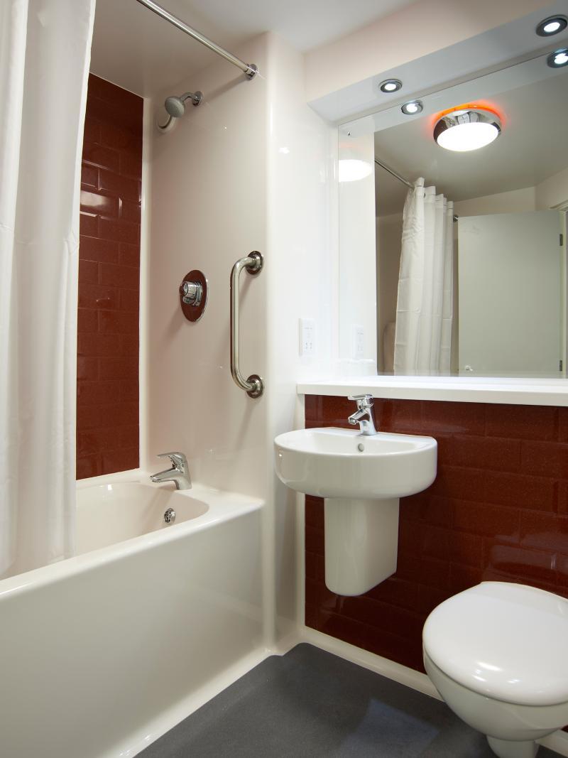 Travelodge London Wembley Exterior photo